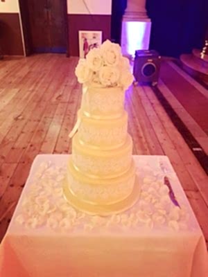 Edible Lace & Roses - £360