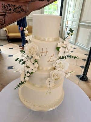 Elegant White Sugar and Foliage Cake - 350