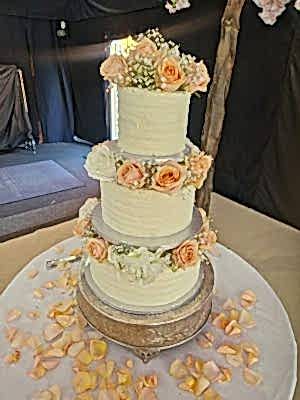 Peach and Wuite Buttercream Delight - £375